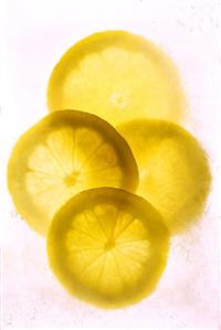 Slices of lemon in crushed ice