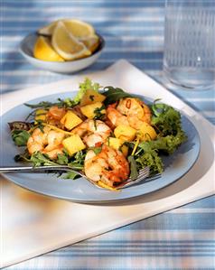 Green salad with shrimps and mango