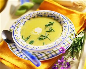 Courgette and potato soup with chives