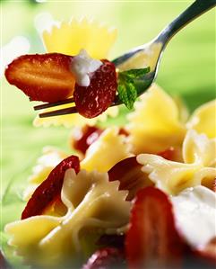 Farfalle with strawberries, sour cream and mint