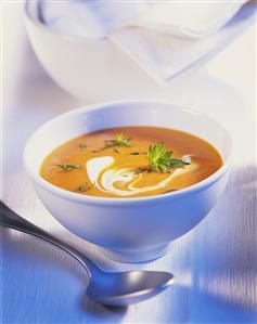 Creamed carrot soup with sour cream. Receta disponible TR