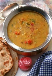 Indian vegetable curry; flatbread; onions