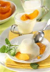 Vanilla yoghurt dessert with tinned peaches