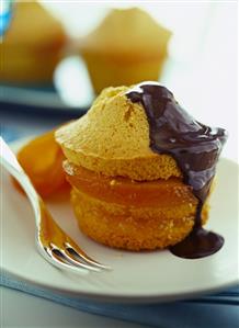 Buns with orange marmalade and chocolate sauce