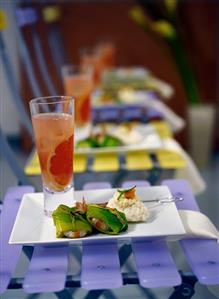 Leek parcels with shrimps; vodka with pink grapefruit juice