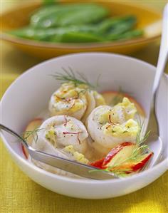 Saffron fish rolls with apple wedges and dill. Paso a paso disponible. Receta disponible