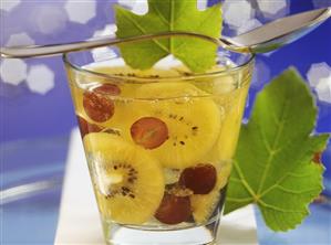 Kiwi fruit and champagne jelly with black grapes