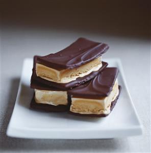 Coffee and hazelnut ice cream cake with chocolate