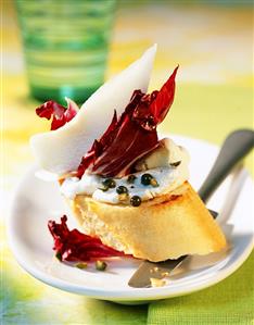 Baguette with fresh goat's cheese, radicchio and pear