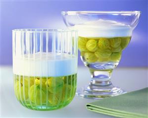 Champagne jelly with gooseberries and cream