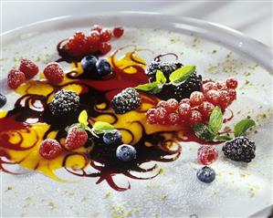 Fruit sauce with berries and icing sugar