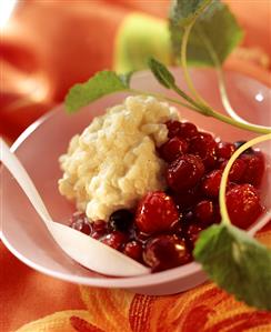 Stewed berries with rice pudding (2)