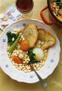 Tuscan bean soup with bread