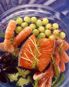 Salmon with seafood and honeydew melon balls