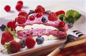 Meringue gateau with berries