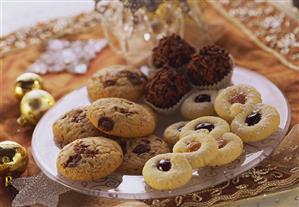 Christmas biscuits and chocolate truffles on plate (2)