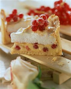 Redcurrant meringue tart on wooden rack