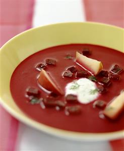 Beetroot soup with apple wedges (1)