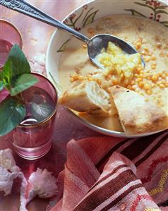 Creamed lentil soup with flat bread (1)