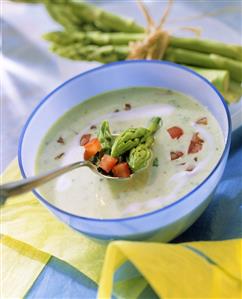 Green asparagus soup with diced tomato (3)