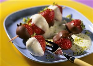 Strawberry kebabs with pistachio cream