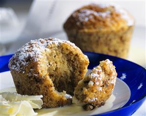 Gingerbread buns with white chocolate sauce