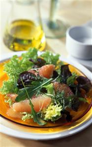 Mixed salad leaves with grapefruit segments