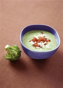 Broccoli soup with feta and tomato pieces