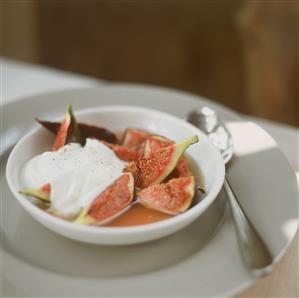 Poached figs with cream and honey sauce (1)