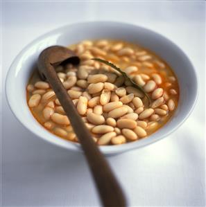 White bean soup with bay leaf