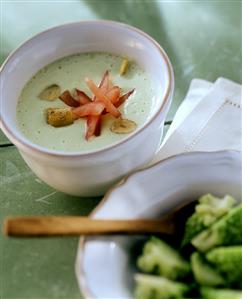 Creamy romanesco soup with tomatoes and garlic (2)