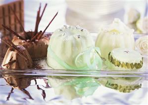 Chocolate-, pistachio- and cream puddings