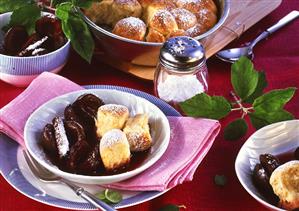 Sweet rolls (Buchteln) with plums in red wine & icing sugar