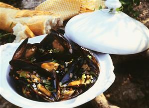 Mussels in vegetable stock; baguette