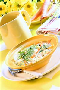 Cold dill soup with strips of carrot