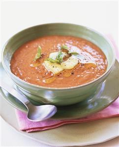 Sopa de tomate con queso brie. Receta disponible