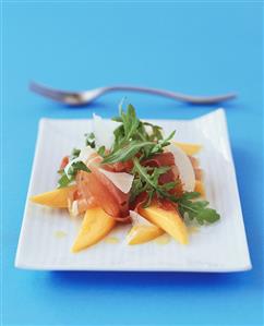 Mangos with Parma ham, rocket and Parmesan