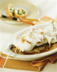 Fried bananas with cream and flaked almonds