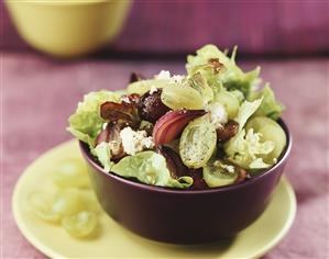 Salad leaves with grapes and onions