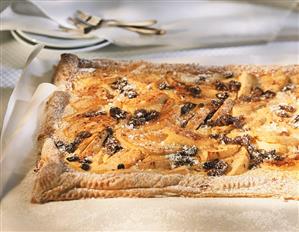 Apple tart with raisins and icing sugar