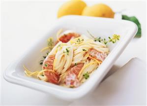 Spaghetti with salmon in lemon sauce