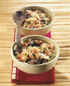 Vegetable soup with mushrooms and seafood (China)