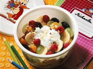 Fruit salad with cream yoghurt for schoolchildren. Receta disponible.