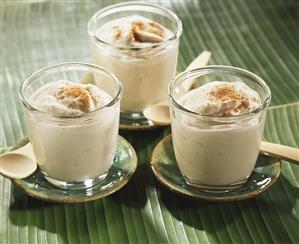 Banana mousse with cinnamon in glasses (Caribbean). Receta disponible