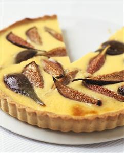 Fig and vanilla tart, partly sliced