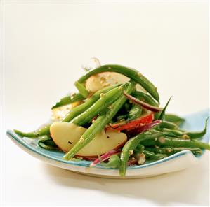 Green bean salad with apples