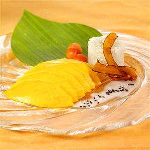 Mango slices with coconut rice