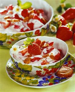 Strawberry quark with wholemeal biscuits