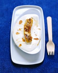 Fried banana in yoghurt cream with flaked almonds