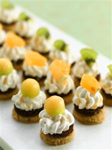 Canapés with fruit